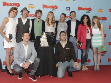 Foto de familia de la premiere de 'Pancho, el perro millonario'
