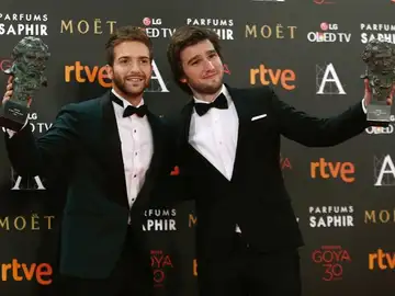 El cantante Pablo Alborán, con el premio a Mejor Canción Original por "Palmeras en la nieve", y el compositor Lucas Vidal, con el premio a la Mejor Música Original por "Nadie quiere la noche" El cantante Pablo Alborán, con el premio a Mejor Canción Original por "Palmeras en la nieve", y el compositor Lucas Vidal, con el premio a la Mejor Música Original por "Nadie quiere la noche"