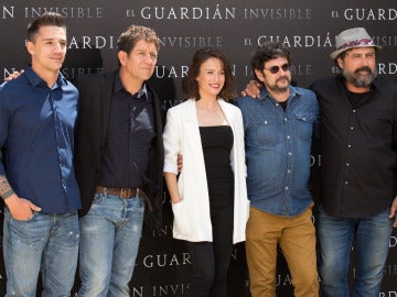Parte del equipo de 'El Guardián Invisible' que llegará a los cines en 2017