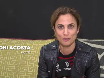 EXCLUSIVA: Nos colamos en la mesa italiana de 'Sol A Cántaros', lo nuevo de Dani de la Torre con Toni Acosta, Maggi Civantos y Leo Harlem EXCLUSIVA: Nos colamos en la mesa italiana de 'Sol A Cántaros', lo nuevo de Dani de la Torre con Toni Acosta, Maggi Civantos y Leo Harlem