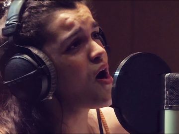 Amaia en el videoclip de 'Luz y sombra' para 'Legado en los Huesos'