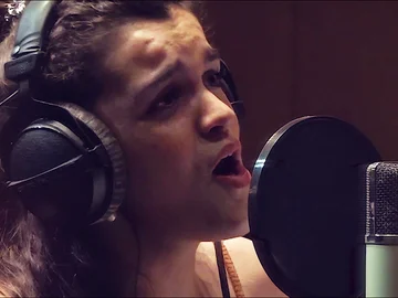 Amaia en el videoclip de 'Luz y sombra' para 'Legado en los Huesos'