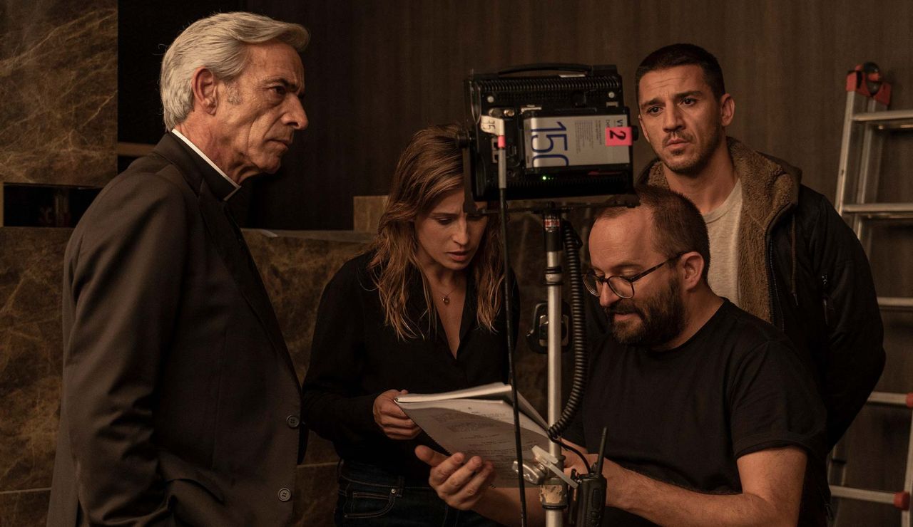 Imanol Arias, Marta Etura, Fernando González Molina y Nené, durante el rodaje de 'Legado en los huesos'