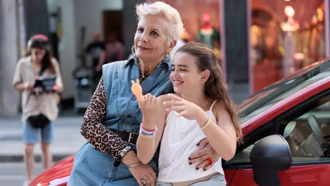 Elena Irureta y Toni Acosta protagonizan la comedia familiar ‘Abuela tremenda’ Elena Irureta y Toni Acosta protagonizan la comedia familiar ‘Abuela tremenda’