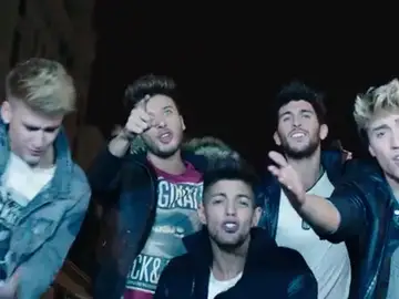 Auryn cantando 'Saturday I'm in Love' Auryn cantando 'Saturday I'm in Love'