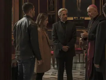 Imanol Arias y Marta Etura en 'Legado en los huesos' Imanol Arias y Marta Etura en 'Legado en los huesos'