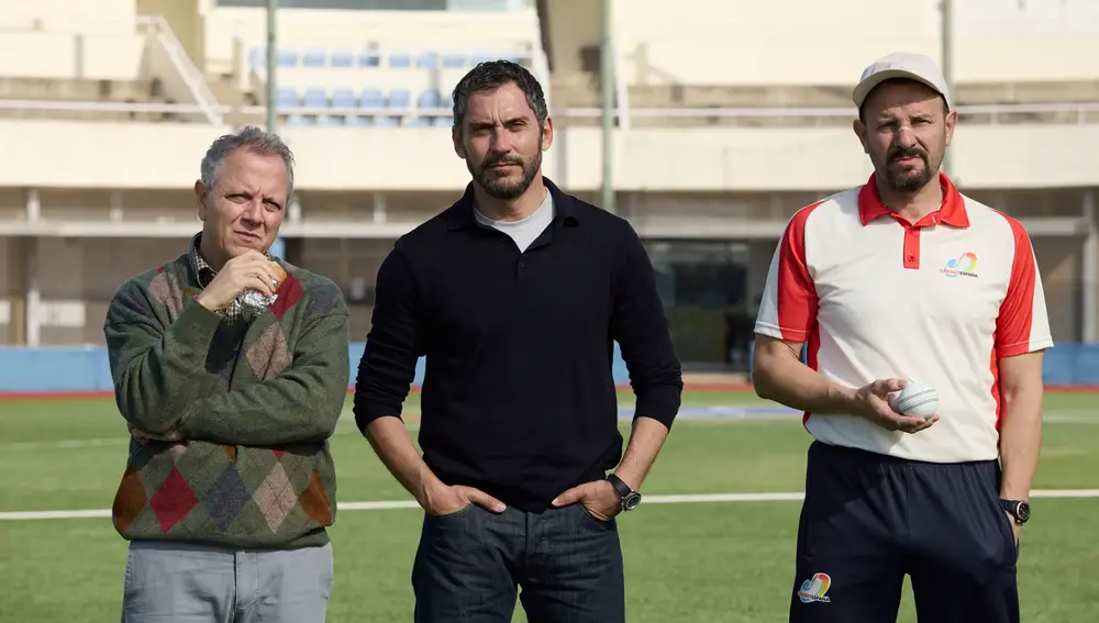 Paco León, Atul Vijayakumar y Carolina Yuste protagonizan 'La Roja' de Marcel Barrena Paco León, Atul Vijayakumar y Carolina Yuste protagonizan 'La Roja' de Marcel Barrena